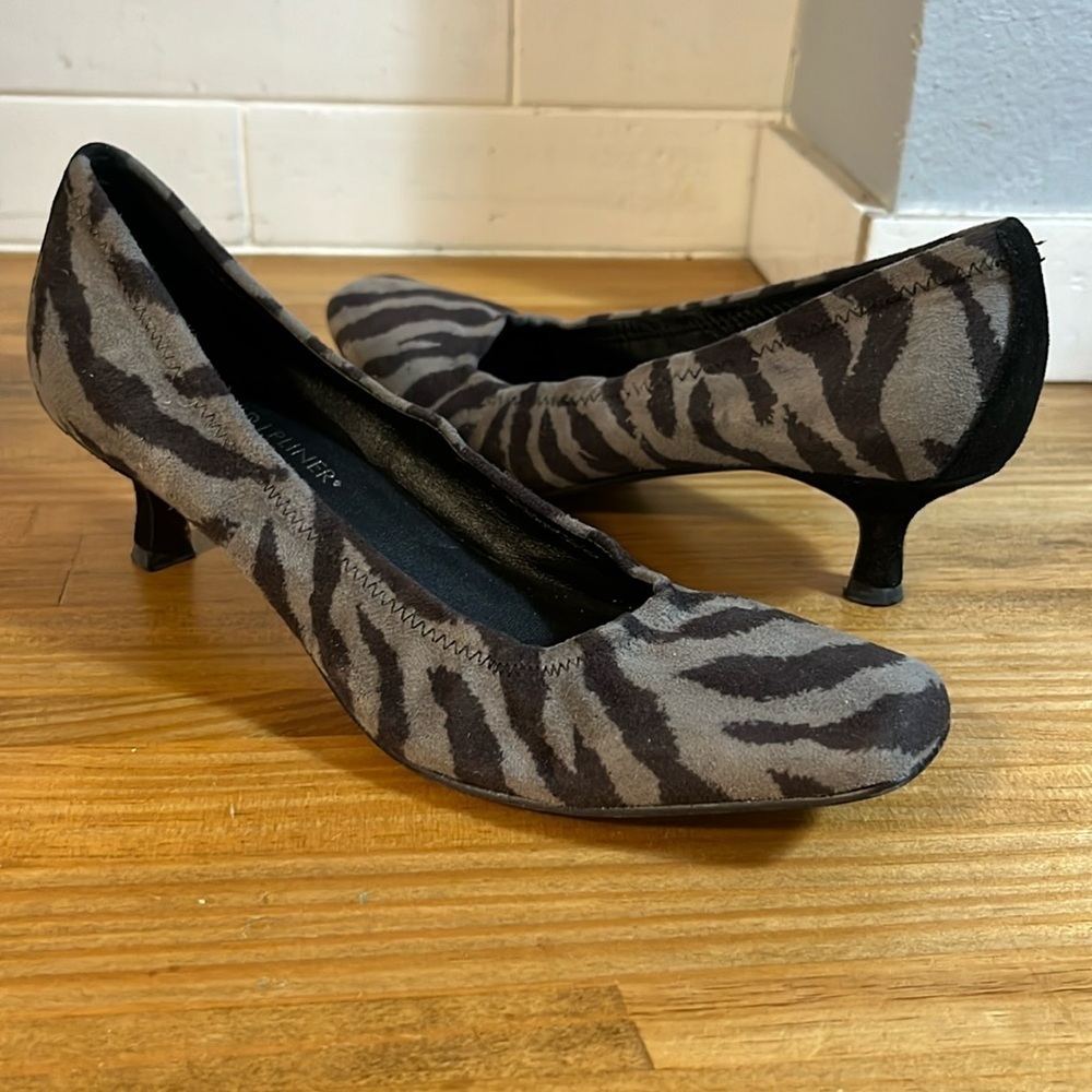 DONALD J PLINER SEANA KITTEN HEEL PUMPS
